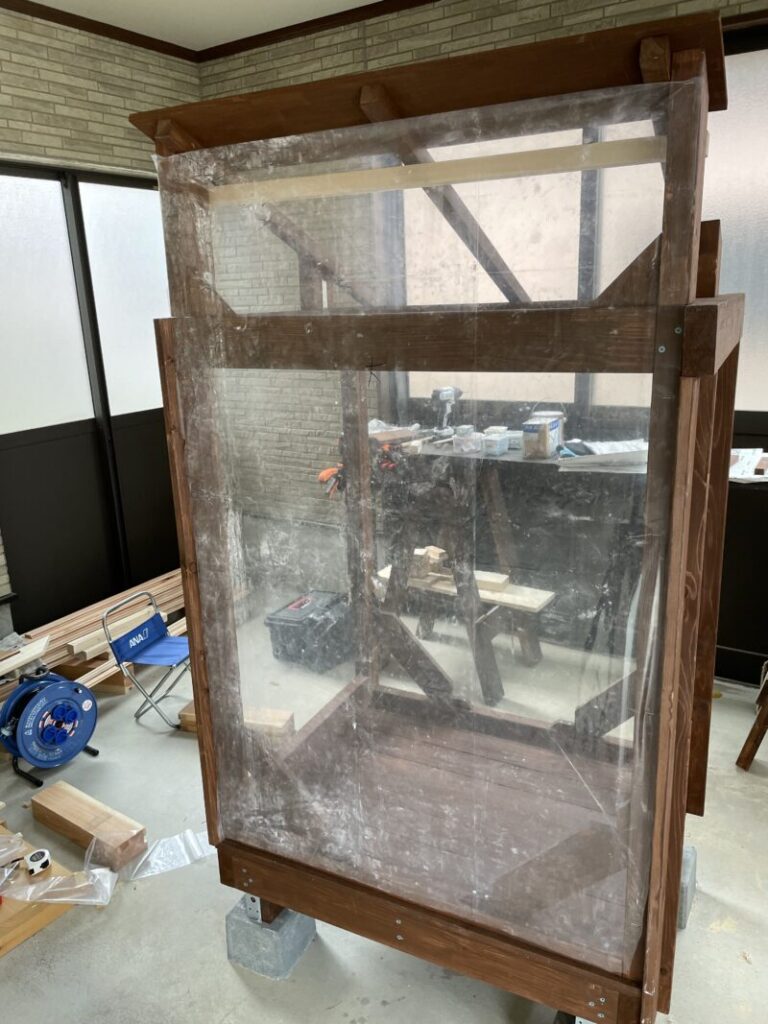 小屋　ビニールで防水対策