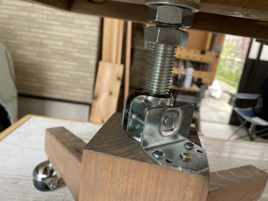 デスクチェア　回転軸