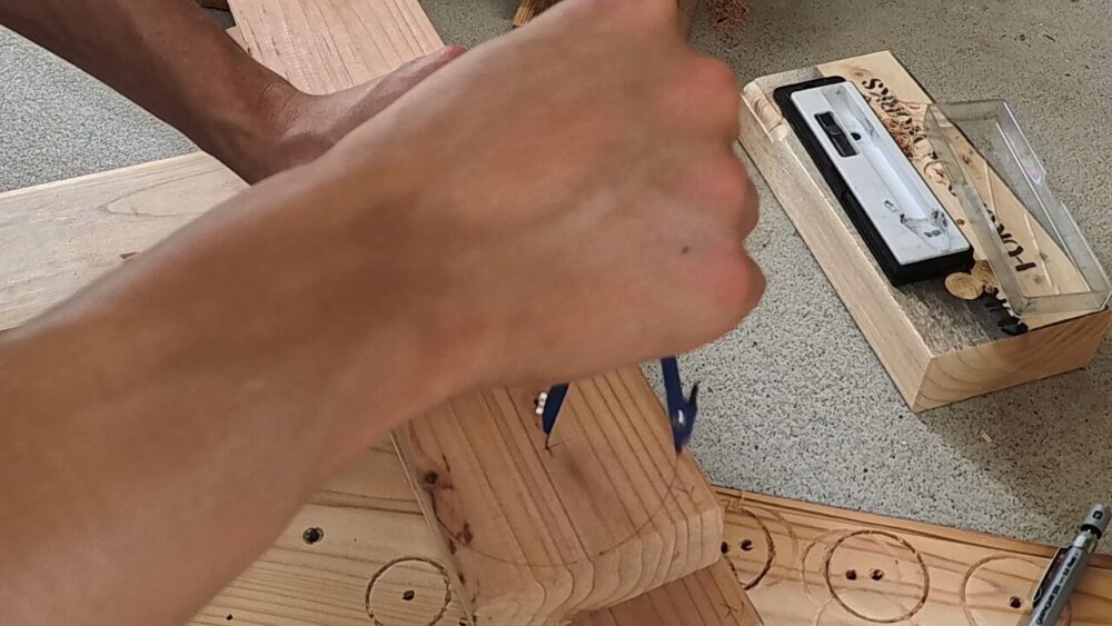 丸ノコベンチのスライダー治具を使った円弧加工