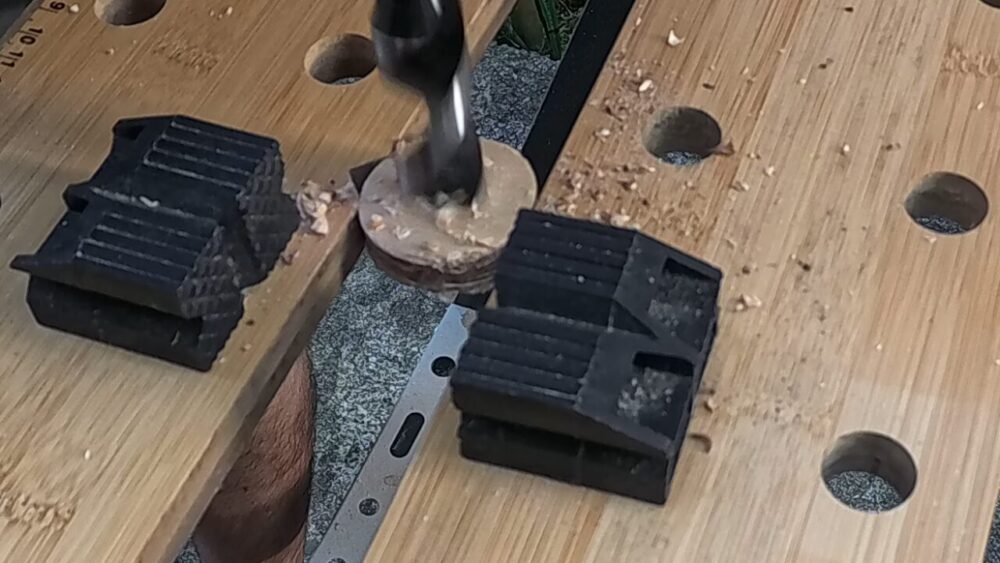 ホールソーを使ってアジャスター自作