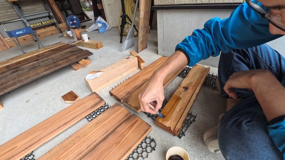 コーヒー染めと焼きのグラデーションの板