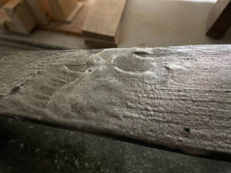 古材の下処理で浮き出た汚れ