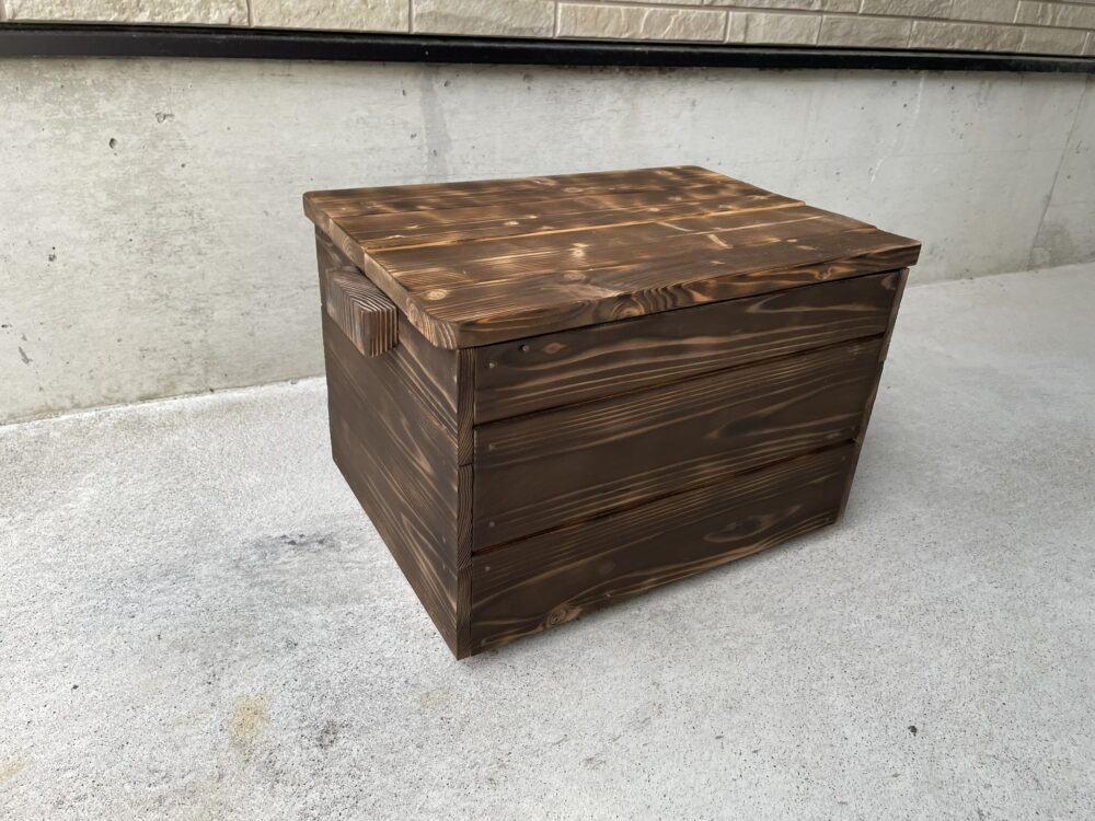 焼杉で仕上げた木箱