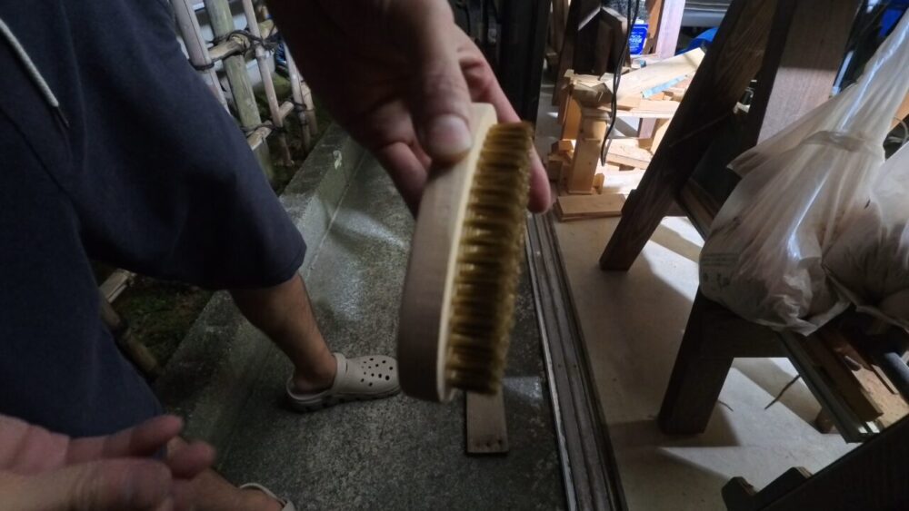 古材の下処理で使用した真鍮ブラシ
