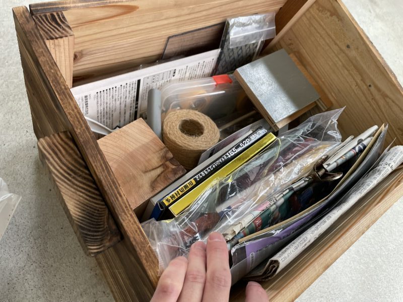 木箱の中に収納した中身